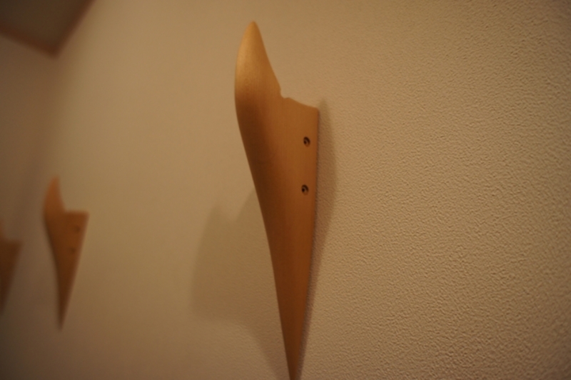 Curve。木製のシンプルなコートフック(ハンガー)。