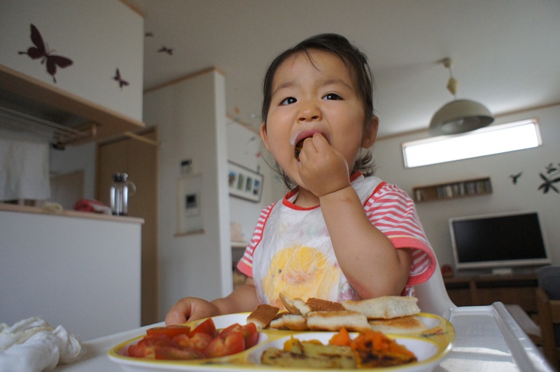 １歳児の食事。